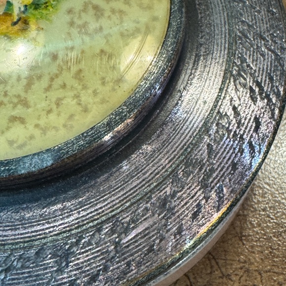 Tin Powder Container - Picture 3 of 6